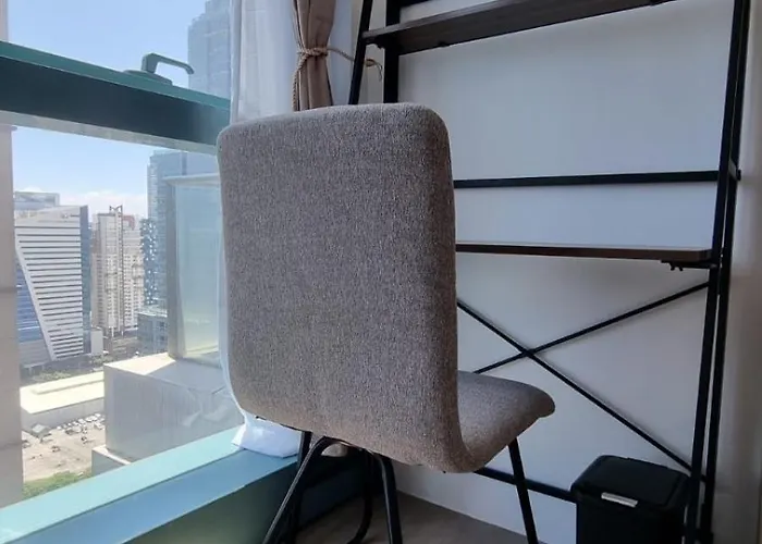Contemporary 2br With Balcony In Bgc Center Uptown *