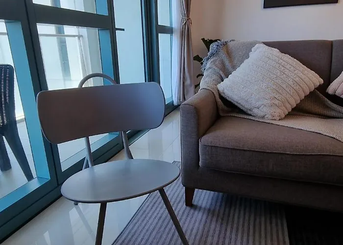 Contemporary 2br With Balcony In Bgc Center Uptown Apartment *