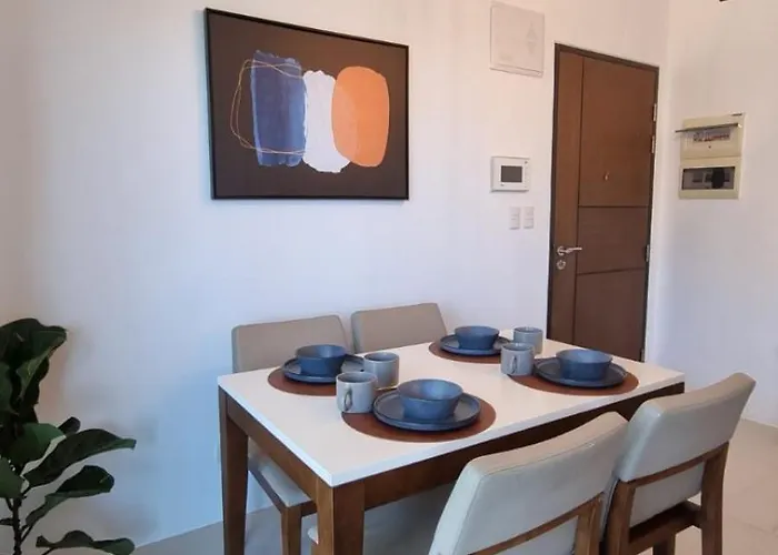 Contemporary 2br With Balcony In Bgc Center Uptown Apartment *