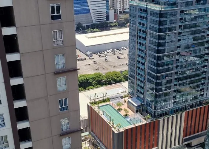 Contemporary 2br With Balcony In Bgc Center Uptown Apartment