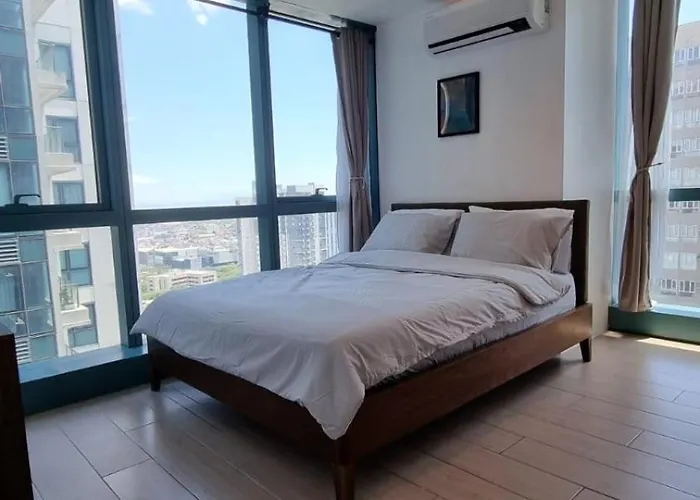 Contemporary 2br With Balcony In Bgc Center Uptown *