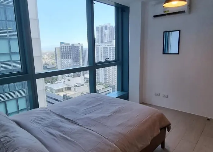 Contemporary 2br With Balcony In Bgc Center Uptown * Manila