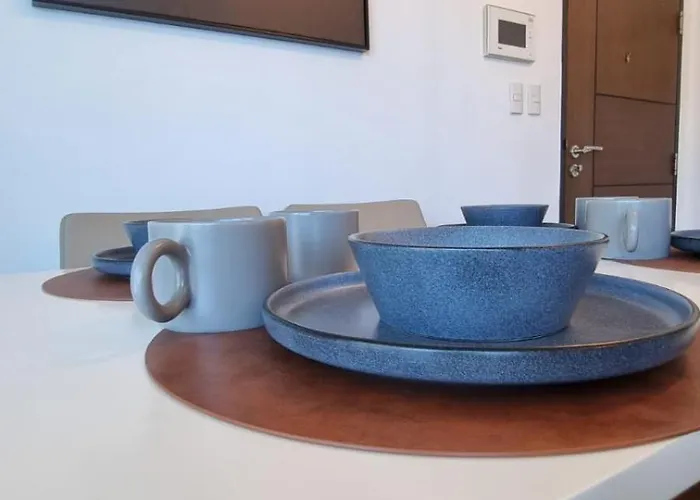Contemporary 2br With Balcony In Bgc Center Uptown *