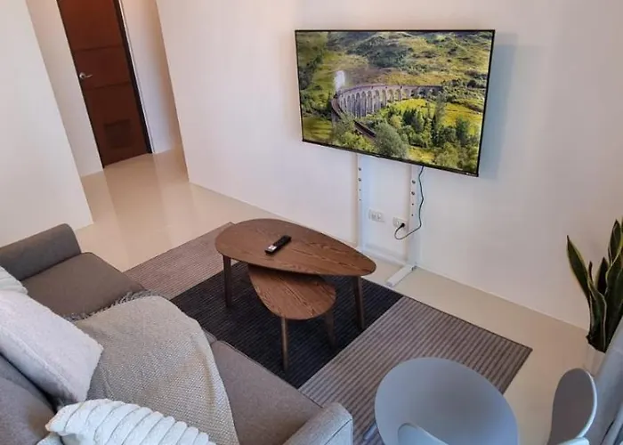 Contemporary 2br With Balcony In Bgc Center Uptown