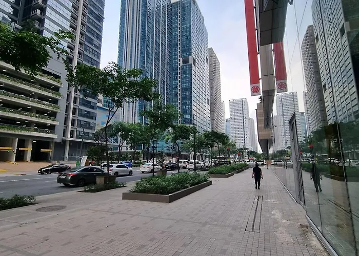 Contemporary 2br With Balcony In Bgc Center Uptown Apartment *