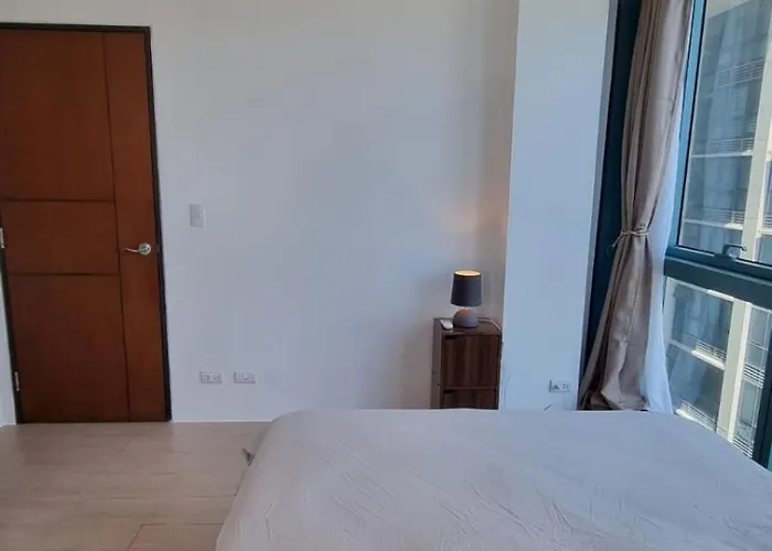Apartment Contemporary 2br With Balcony In Bgc Center Uptown